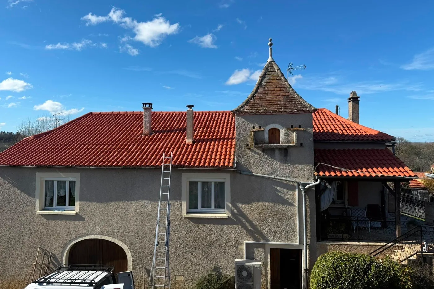 La même maison gasconne avec sa toiture en tuile neuve après rénovation