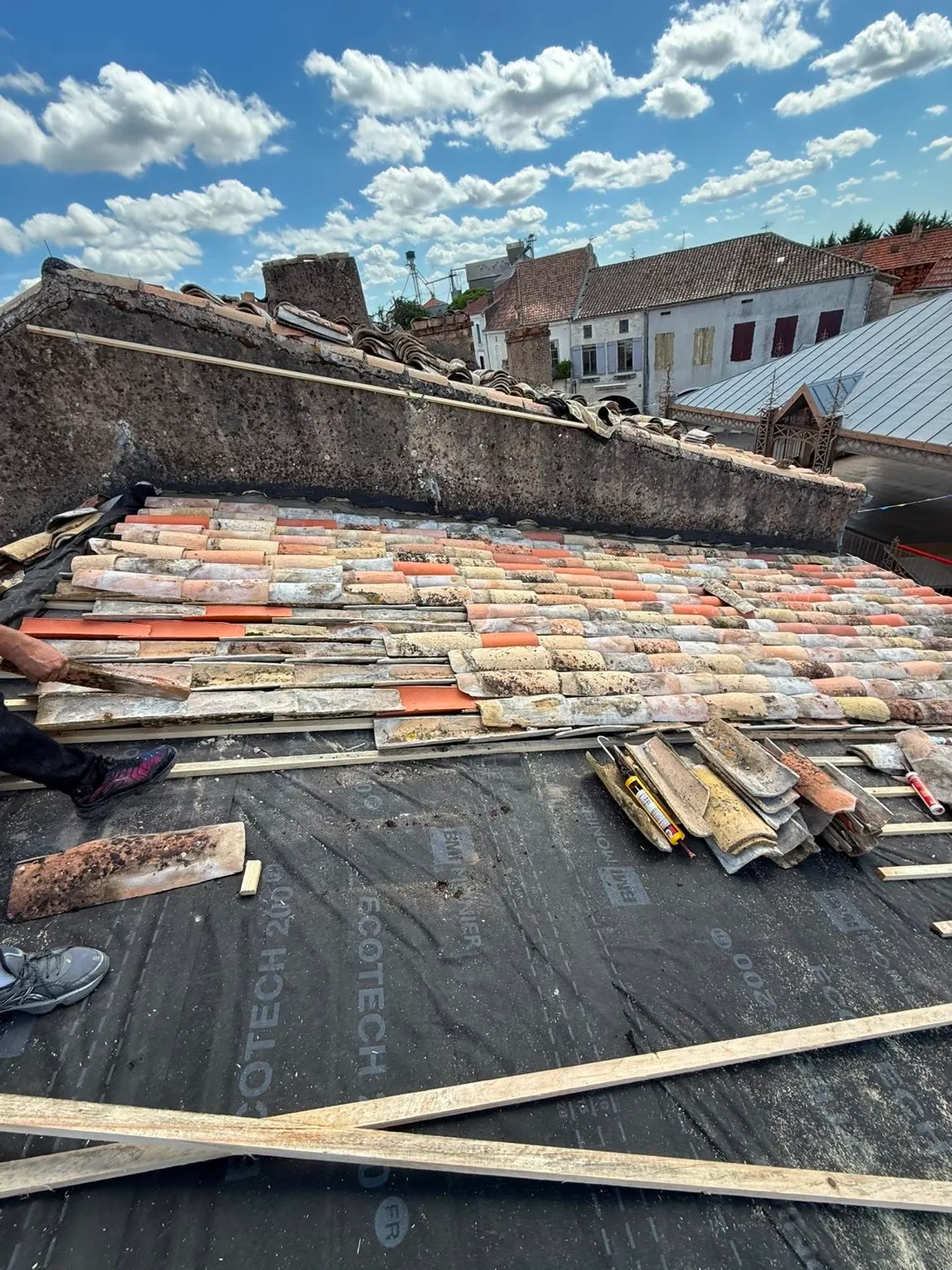 Pose d'un écran sous-toiture et du liteaunage sur une rénovation de toiture